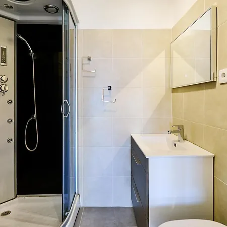 Apartament Centeanes *